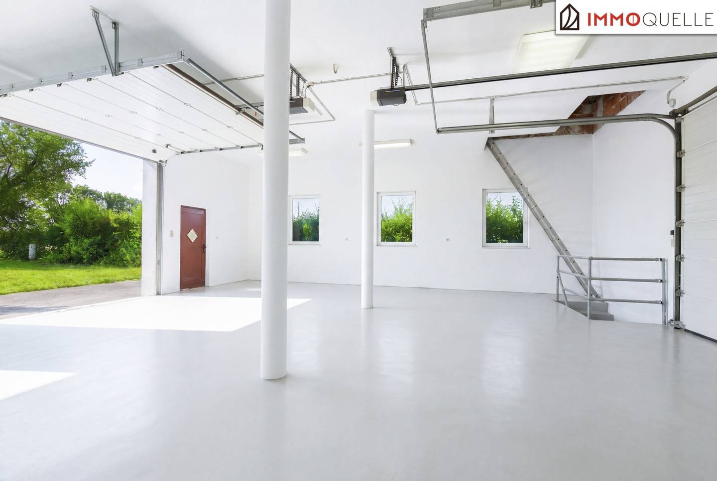 Spacious plot with parking hall and development potential in a quiet location