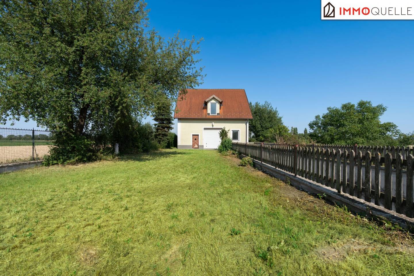 Spacious plot with parking hall and development potential in a quiet location
