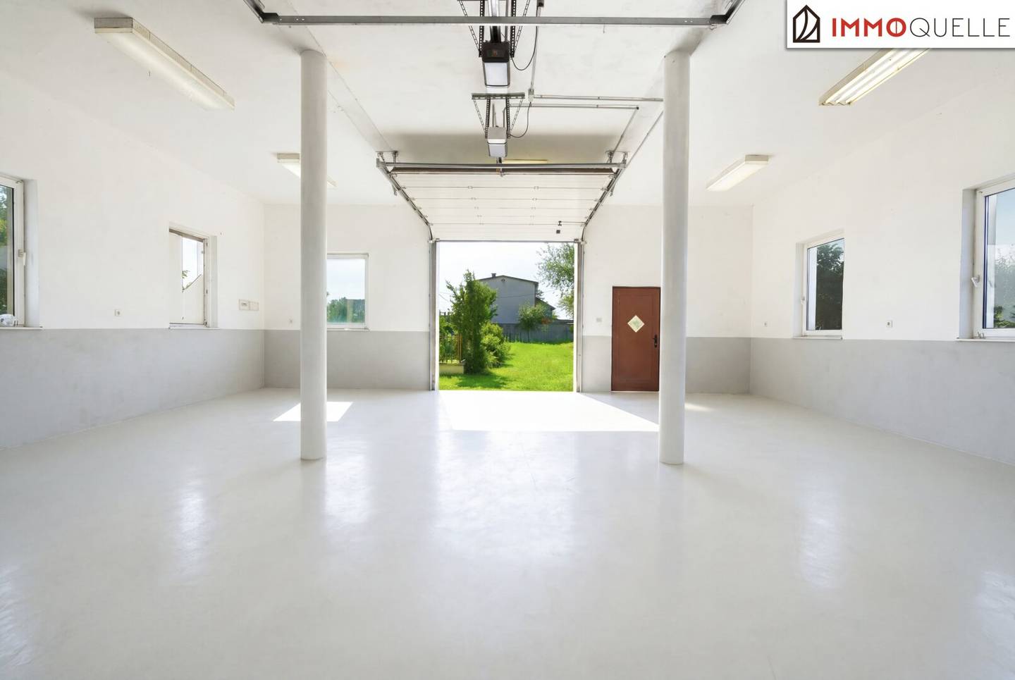 Spacious plot with parking hall and development potential in a quiet location