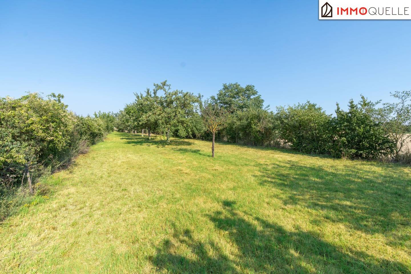 Spacious plot with parking hall and development potential in a quiet location
