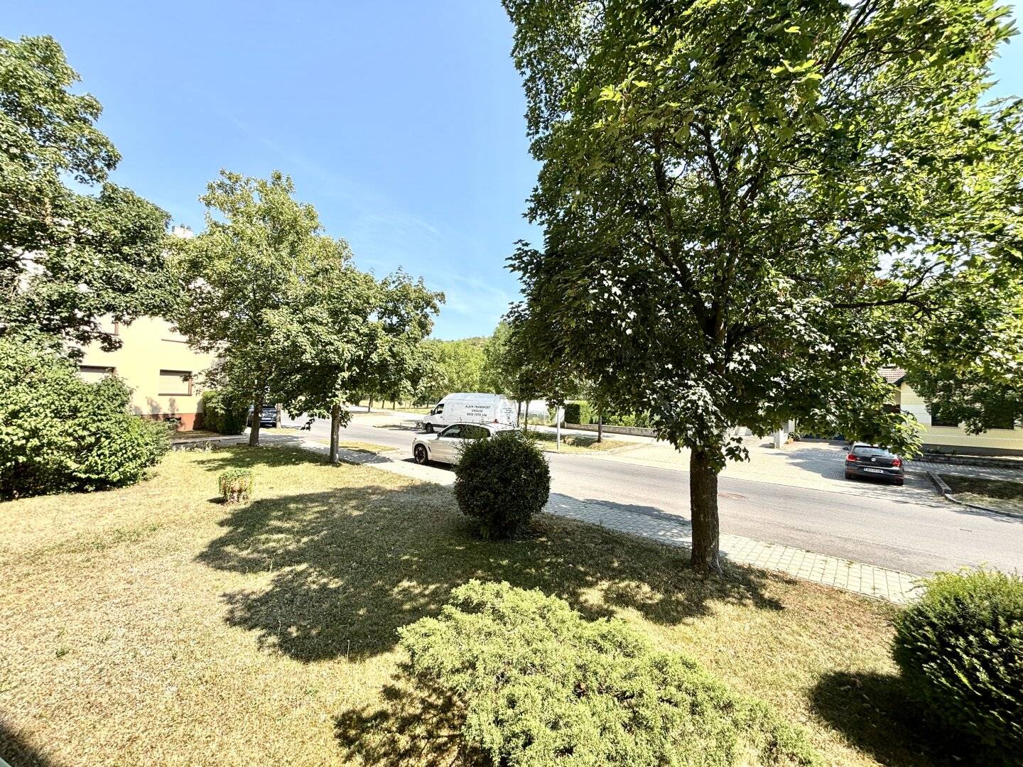 Renovierte Erdgeschosswohnung mit Loggia und Garage