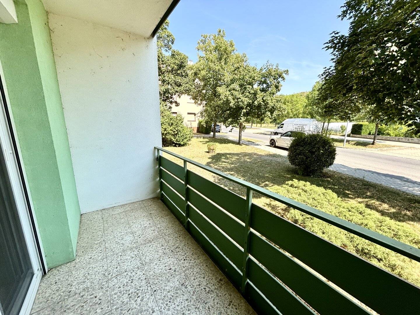 Renovierte Erdgeschosswohnung mit Loggia und Garage