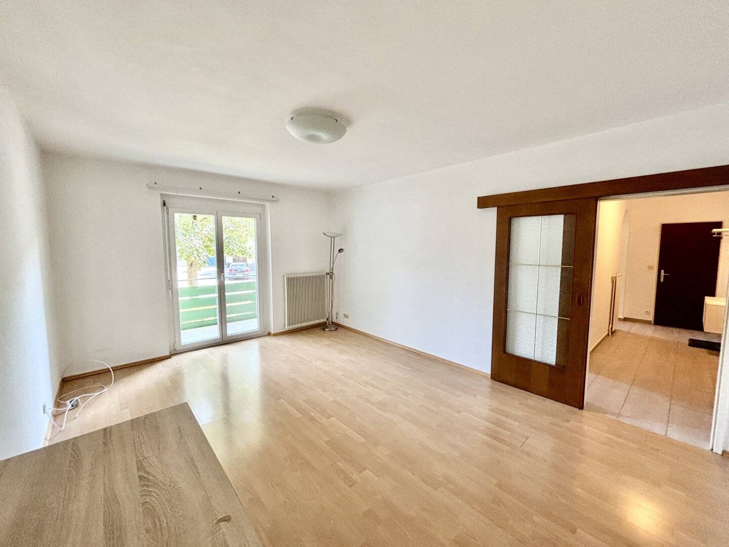 Renovierte Erdgeschosswohnung mit Loggia und Garage