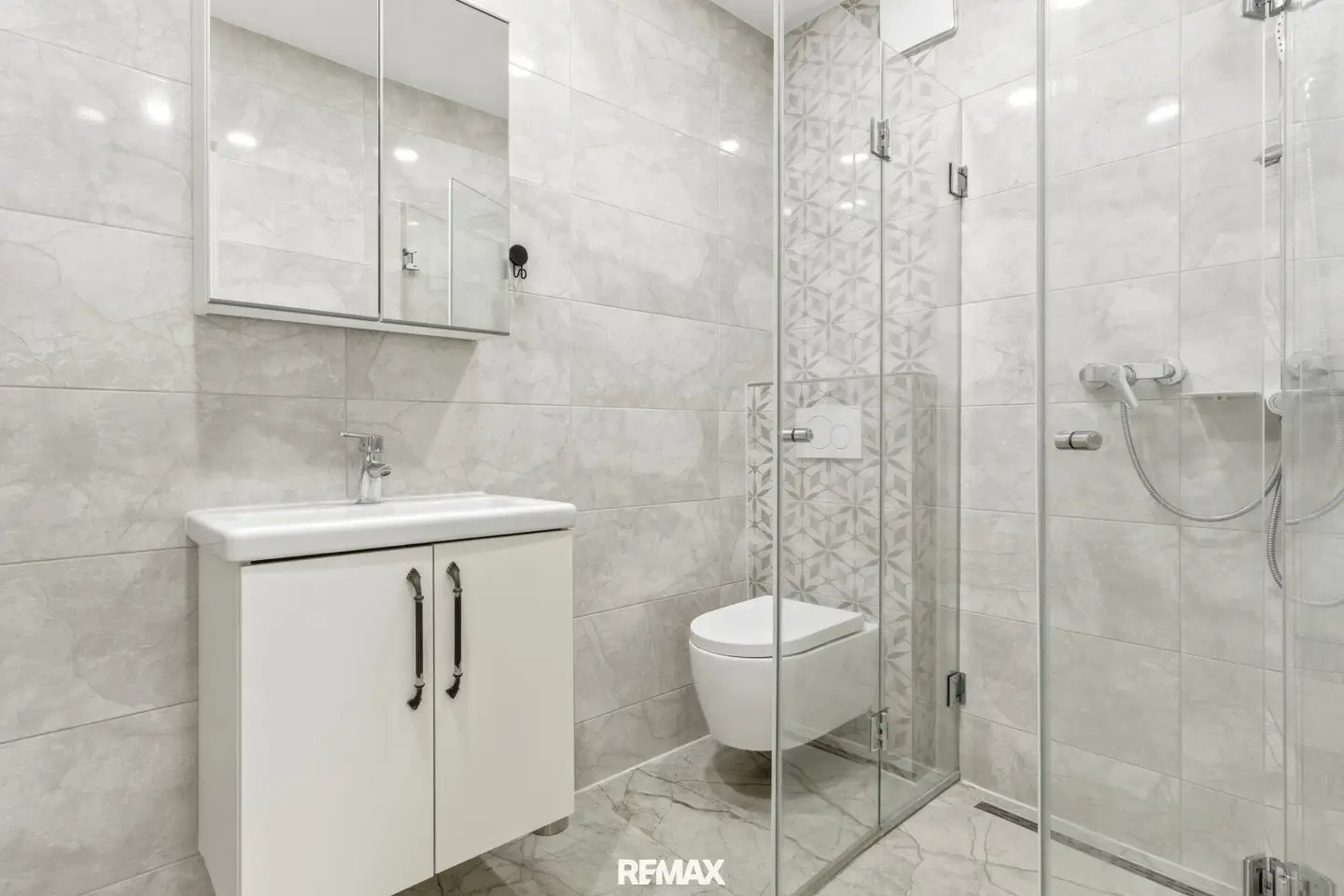 Renovated apartment with balcony and elevator in central location