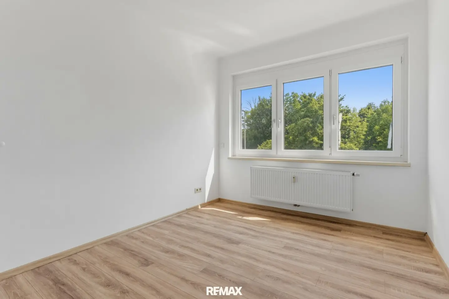 Renovated apartment with balcony and elevator in central location