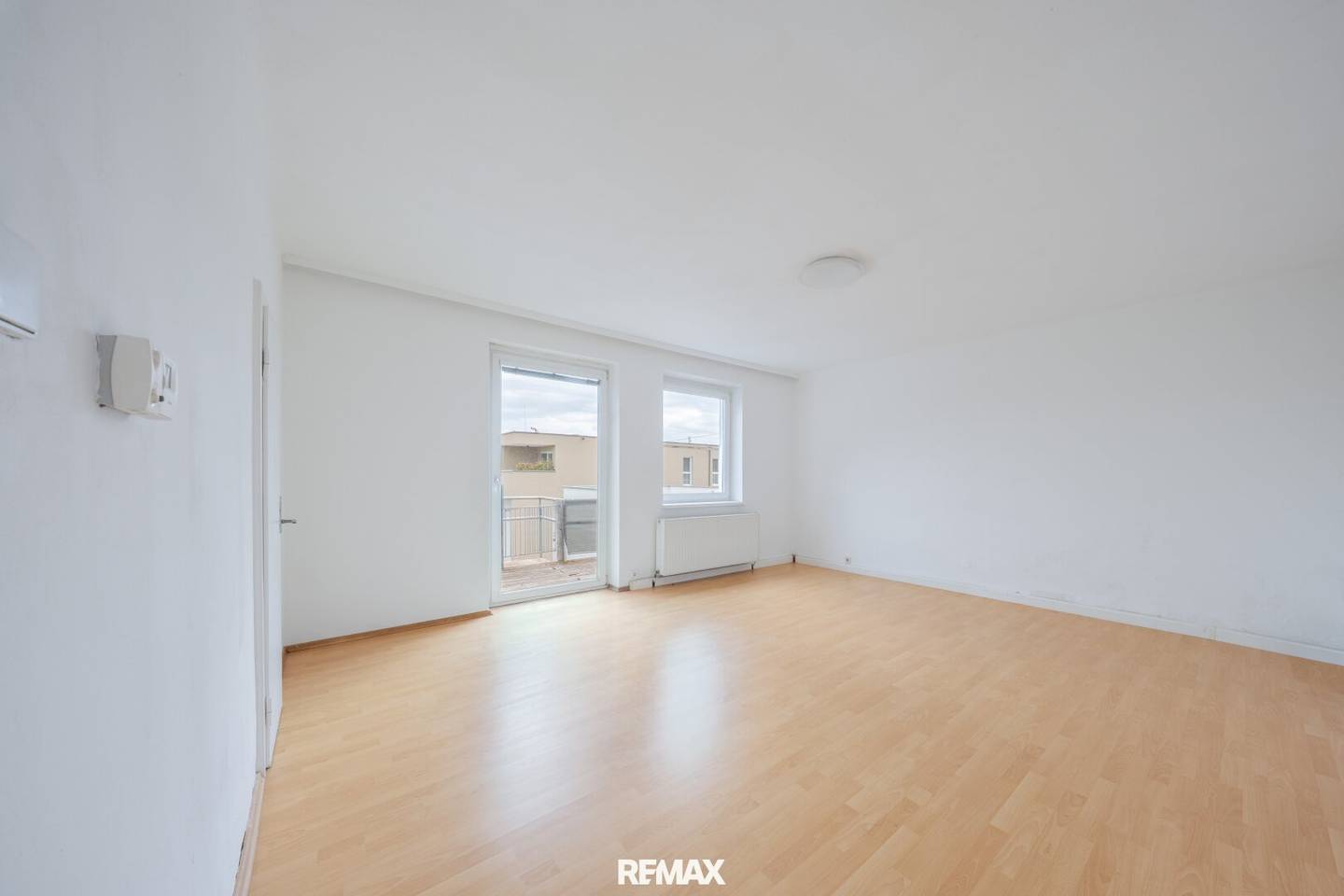 Einfamilienhaus mit Terrasse Garten und vier Garagen