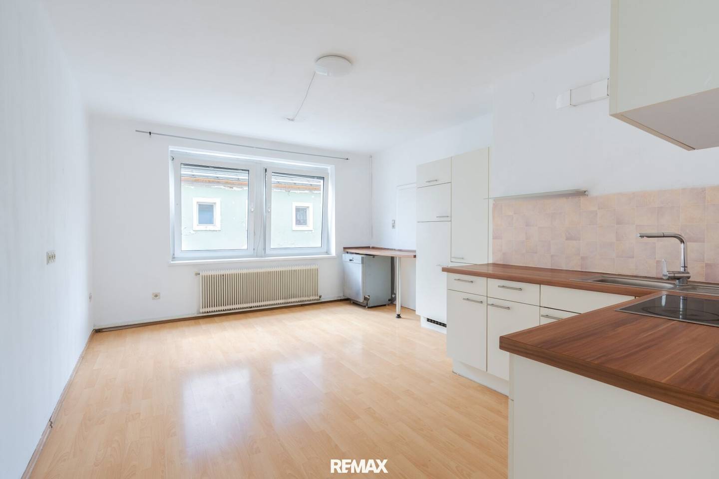 Einfamilienhaus mit Terrasse Garten und vier Garagen