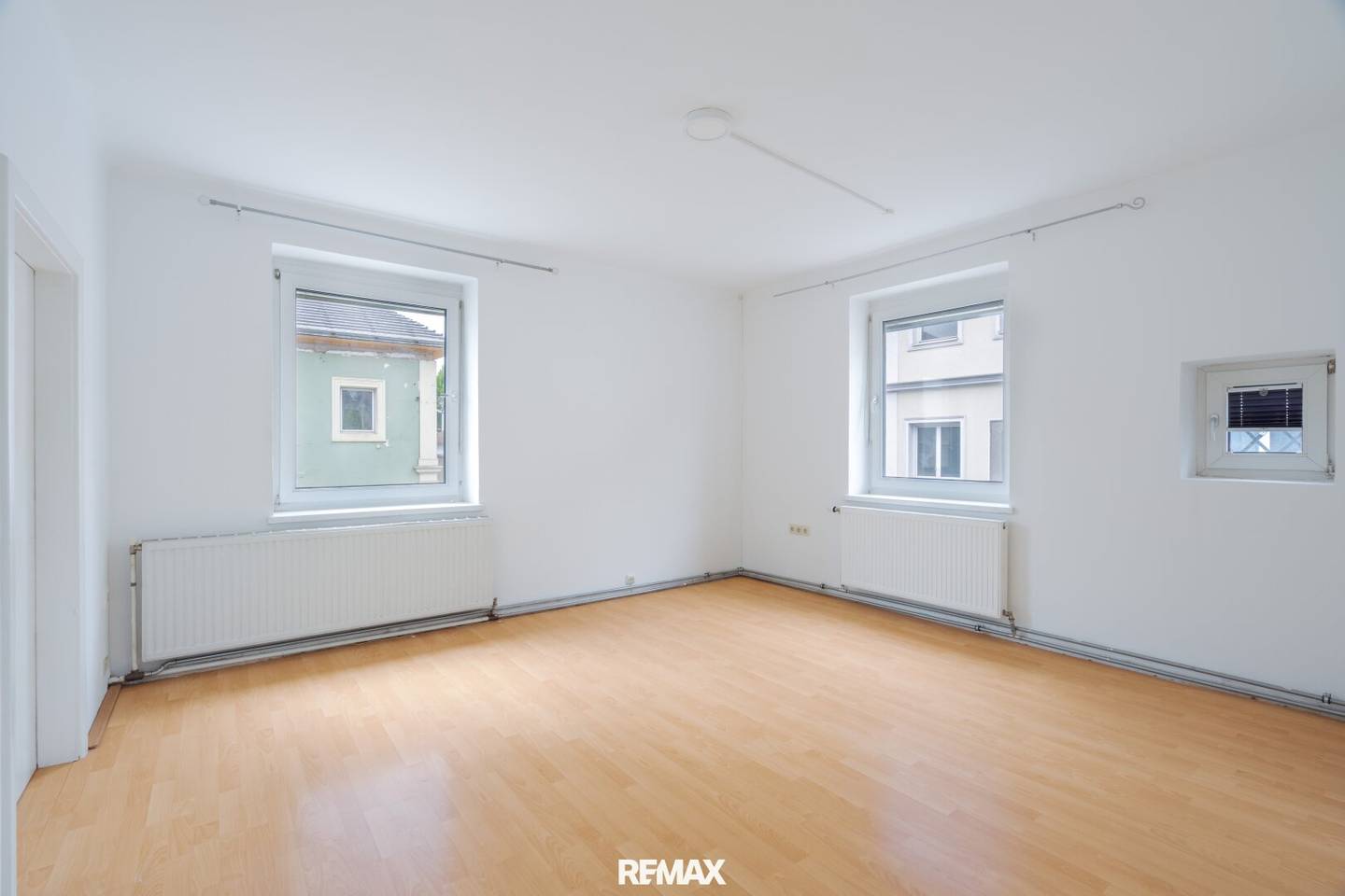 Einfamilienhaus mit Terrasse Garten und vier Garagen