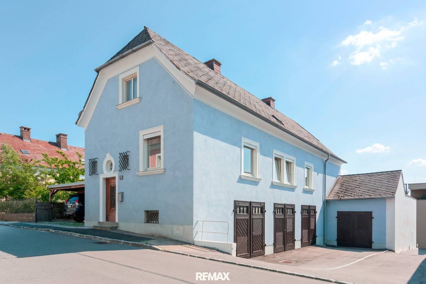 Einfamilienhaus mit Terrasse Garten und vier Garagen