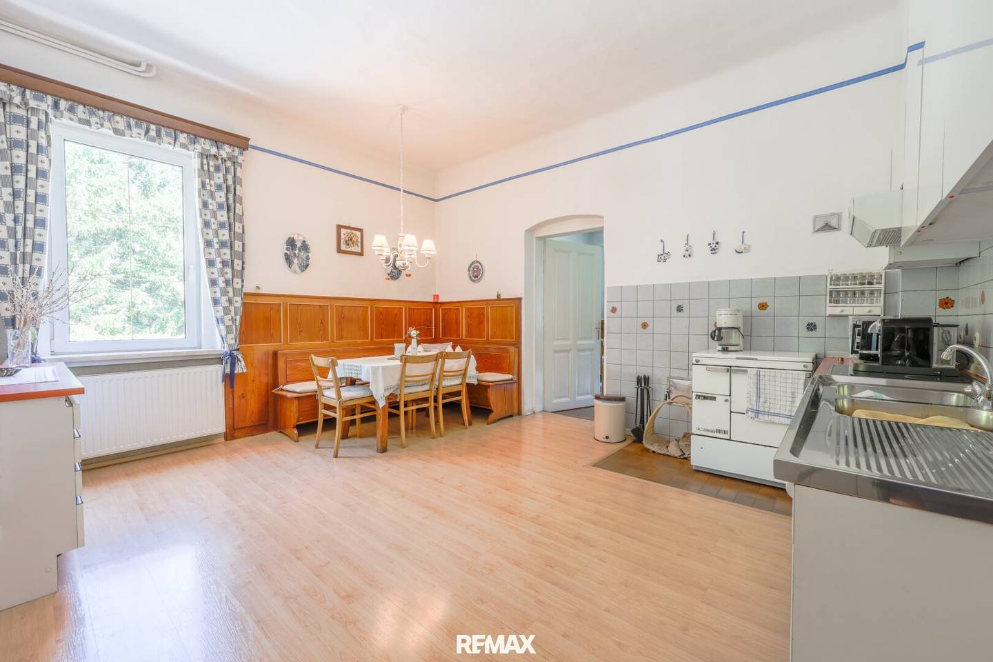 Gepflegtes Einfamilienhaus mit Wellnessbereich und großem Grundstück