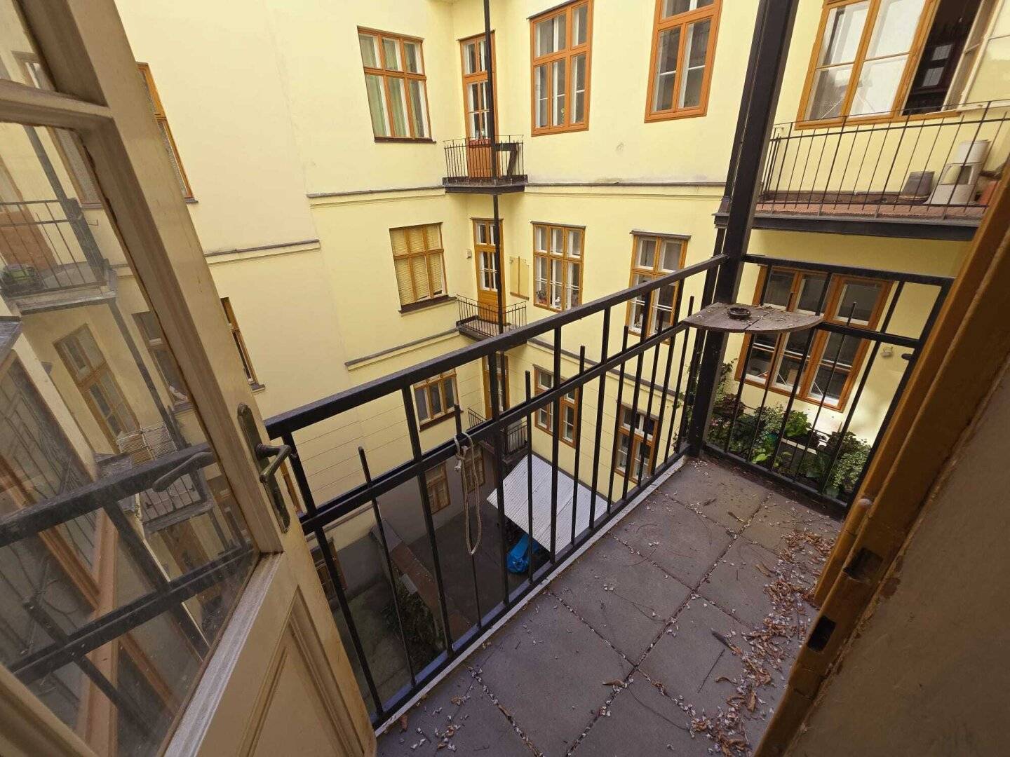Charming Altbau Apartment with Balcony and Fireplace