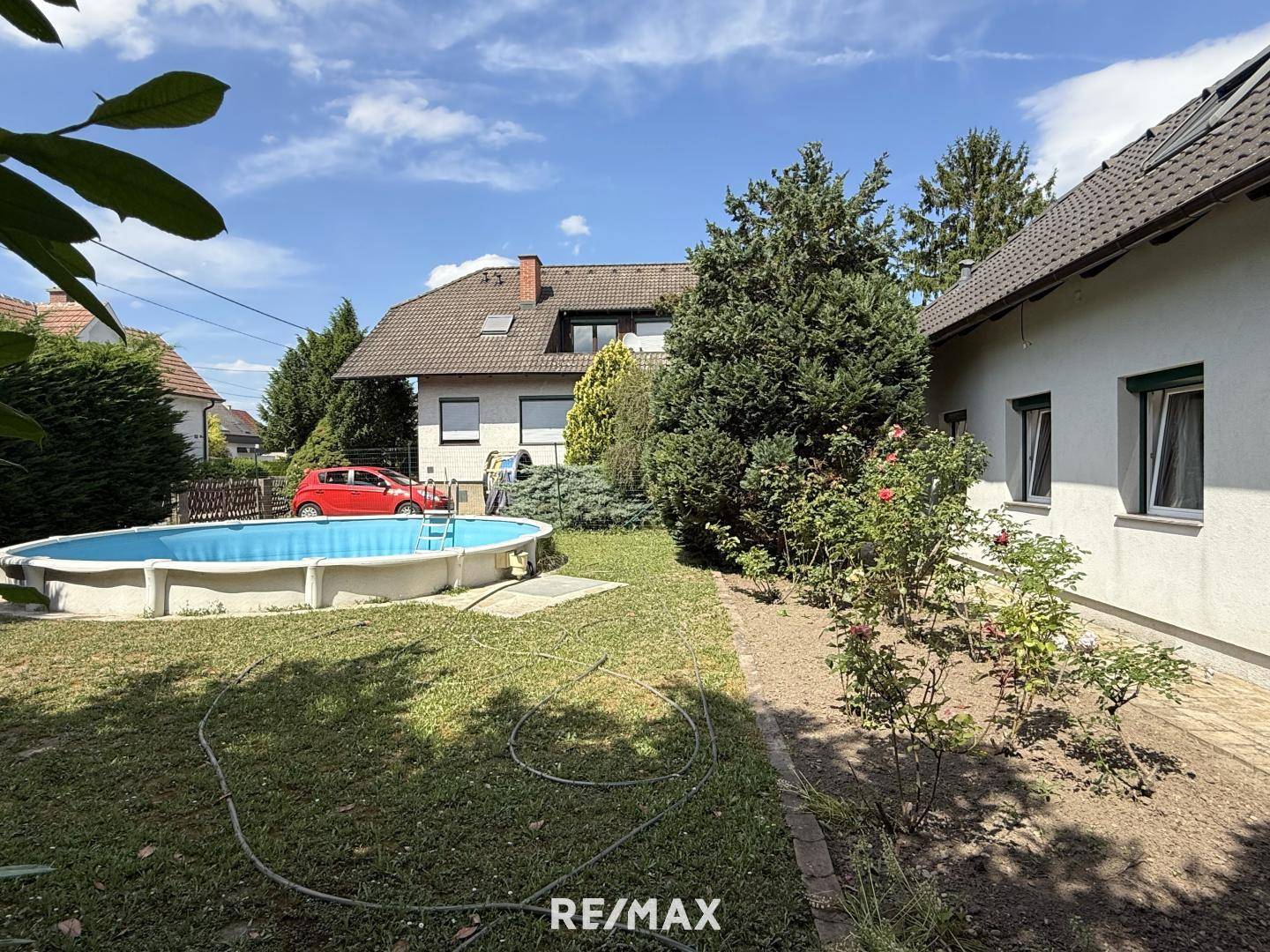 Baugrundstück mit Pool und Saunahaus in ruhiger Lage