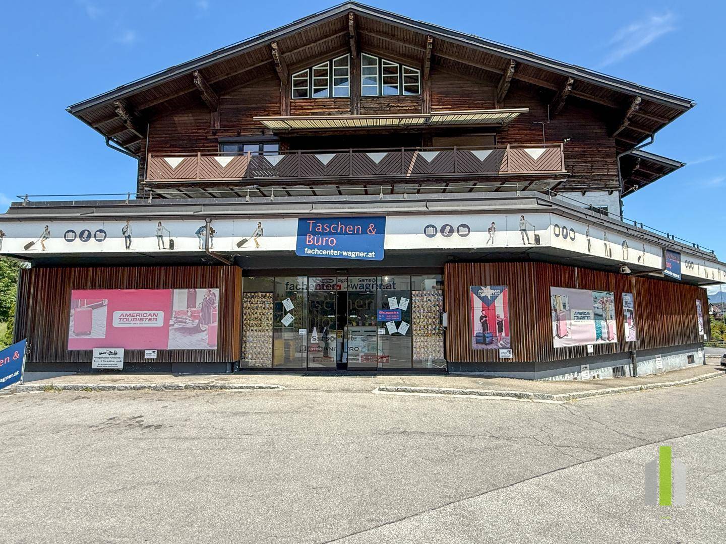 Retail unit with storage and freight elevator in the center