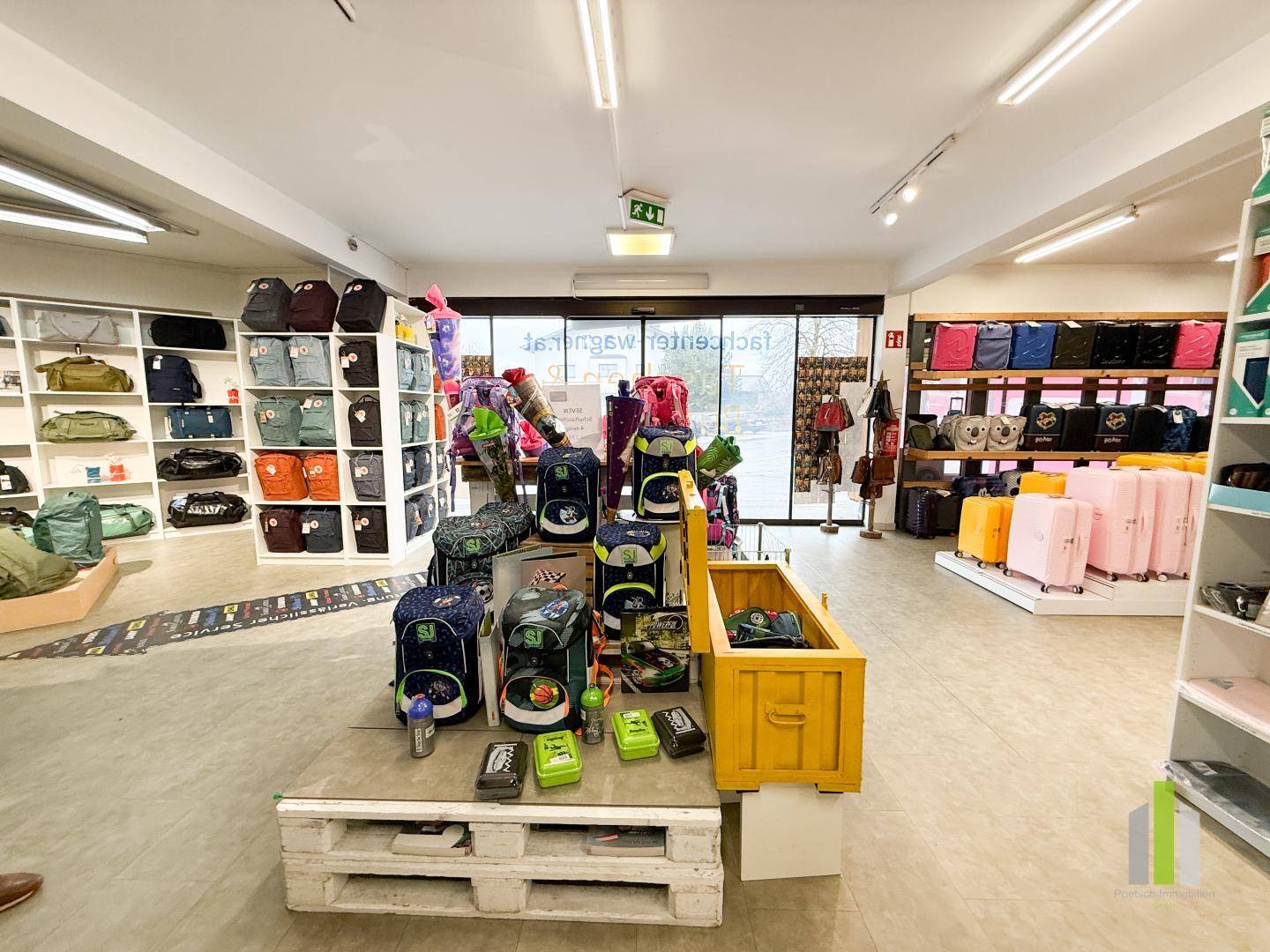 Retail unit with storage and freight elevator in the center