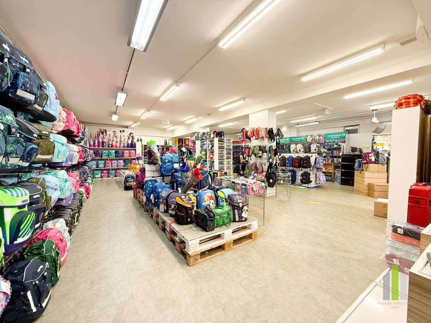 Retail unit with storage and freight elevator in the center