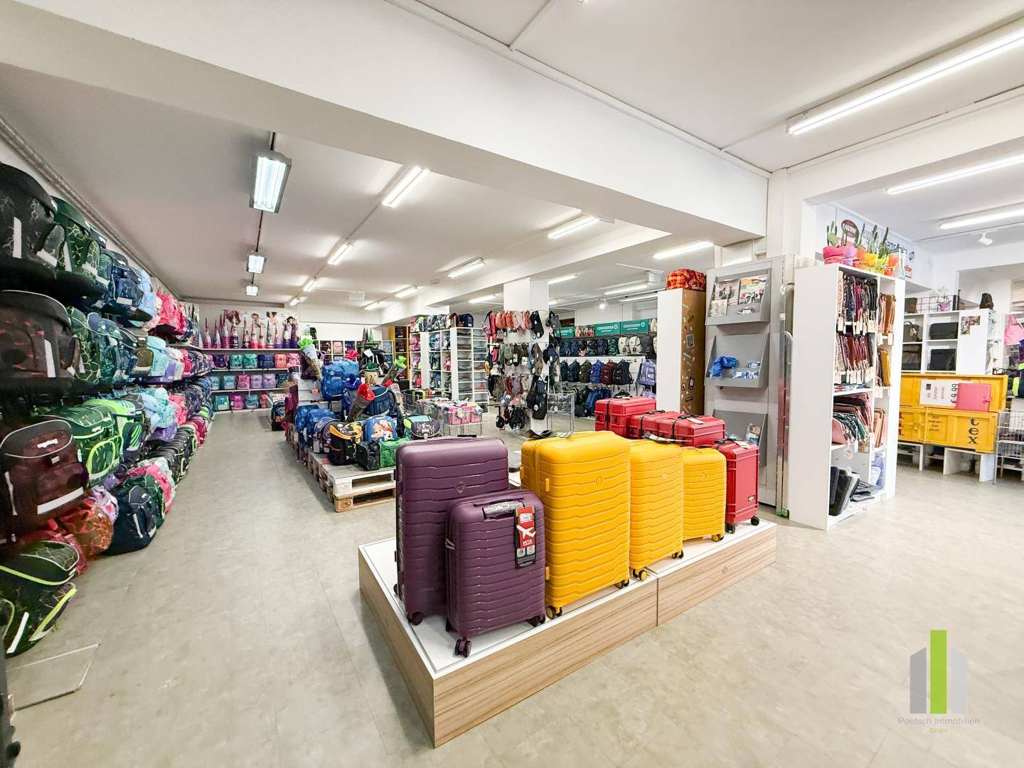 Retail unit with storage and freight elevator in the center