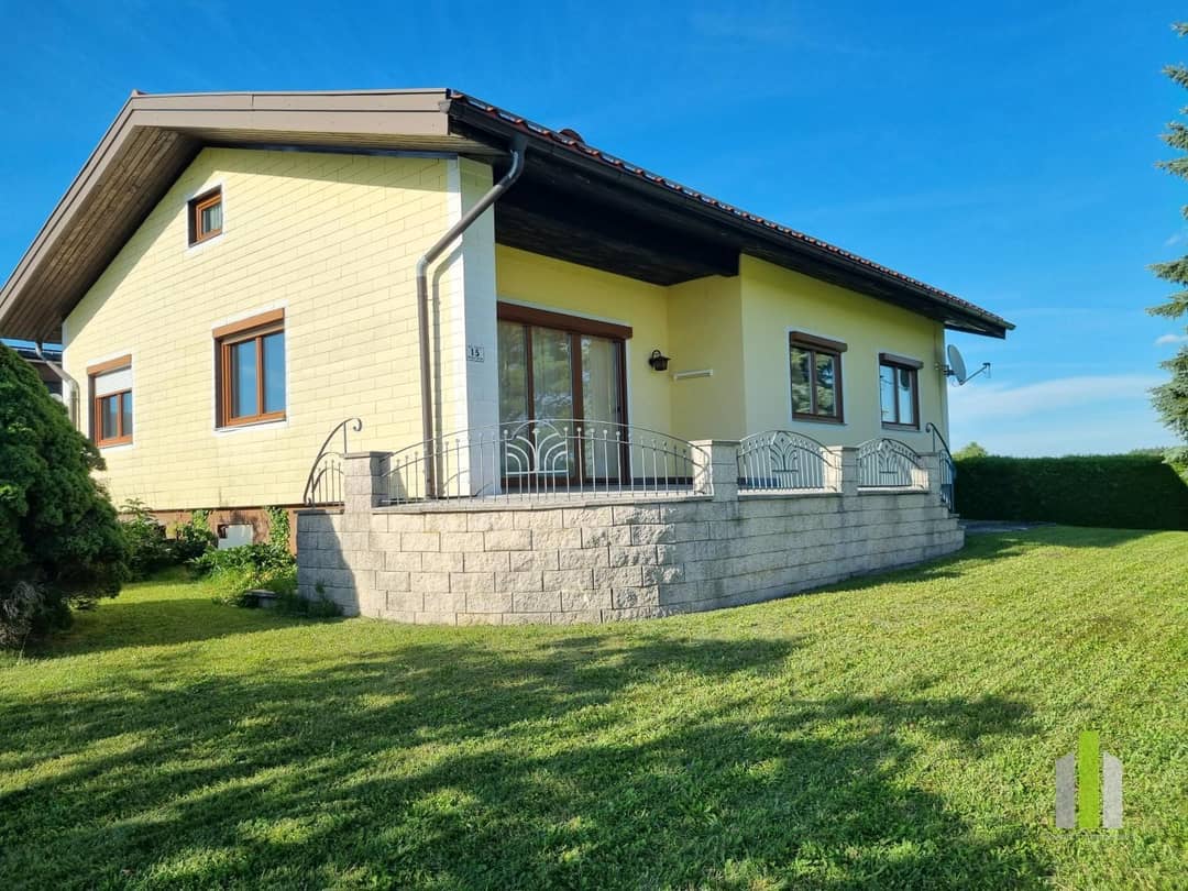 Sonniger Bungalow mit Terrasse und Gartenblick