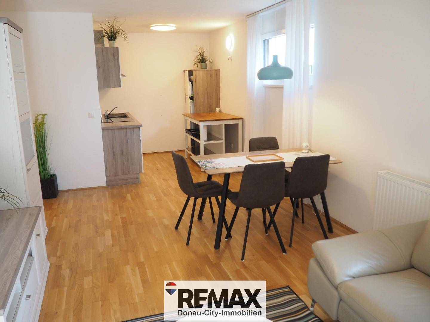 Bright 3 room apartment with south balcony near Badeteich Hirschstetten