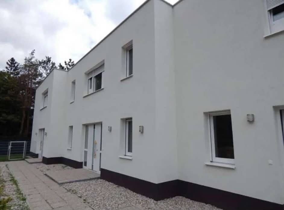 Modern townhouse with garden and balcony in Theresienfeld