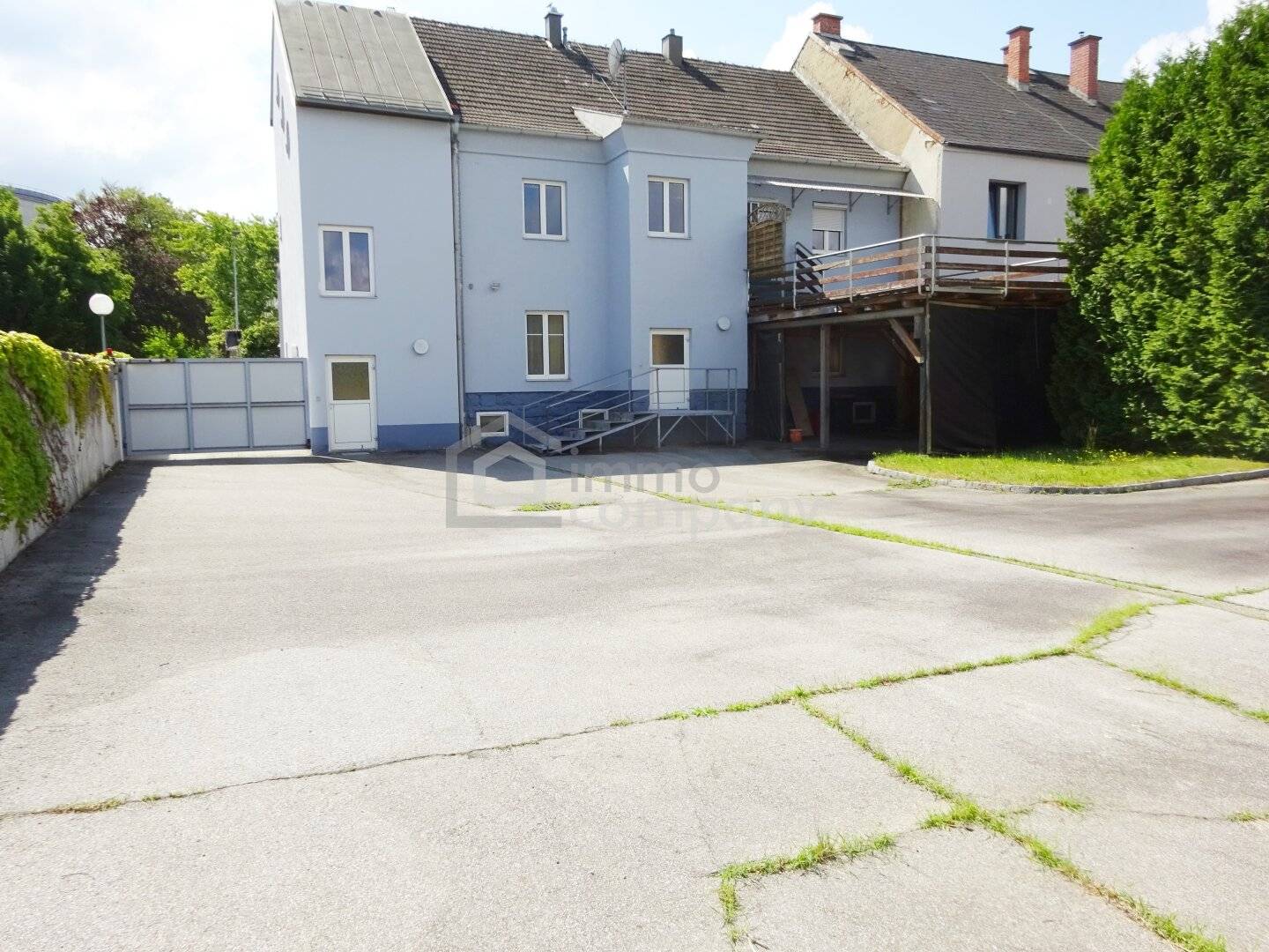 Einfamilienhaus mit Garten Pool und Terrasse