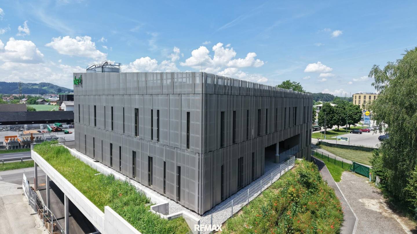 Barrierefreies Großraumbüro mit Atrium und Tiefgarage