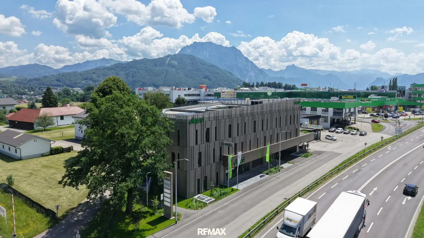 Barrier-Free Large Office with Atrium and Underground Parking