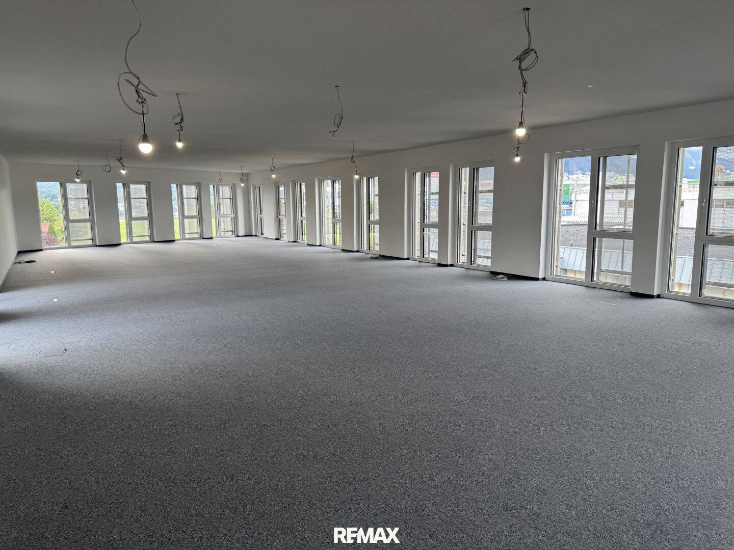 Barrierefreies Großraumbüro mit Atrium und Tiefgarage