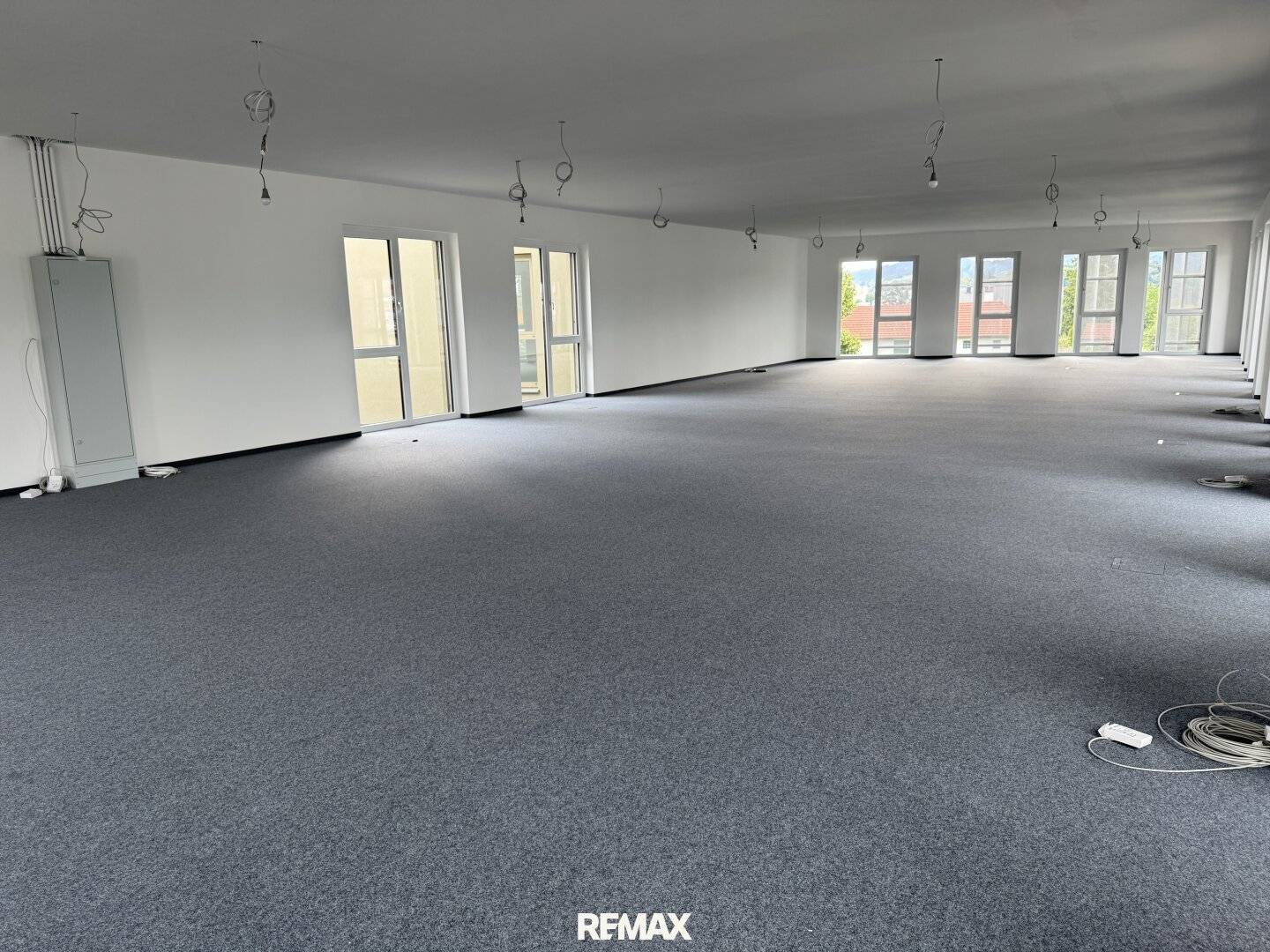 Barrierefreies Großraumbüro mit Atrium und Tiefgarage