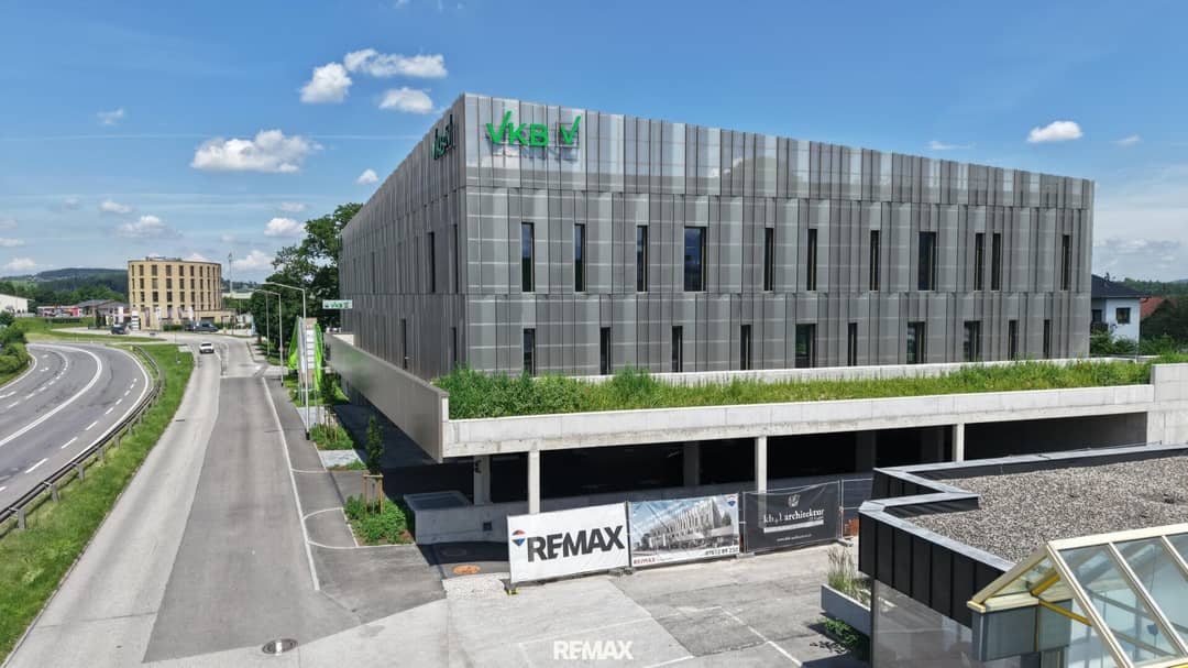 Bürohaus mit begrüntem Innenhof und Tiefgarage