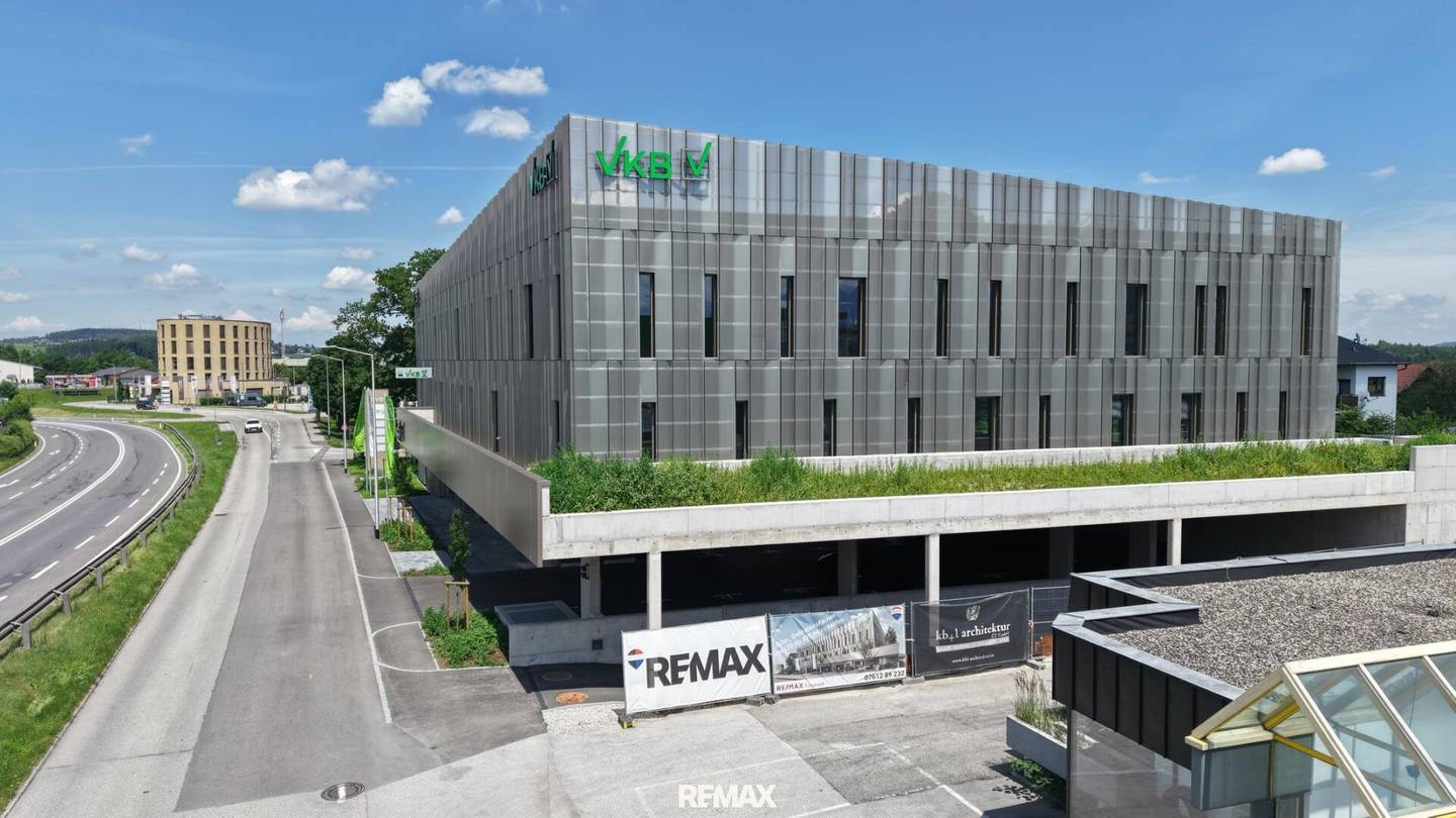Bürohaus mit begrüntem Innenhof und Tiefgarage