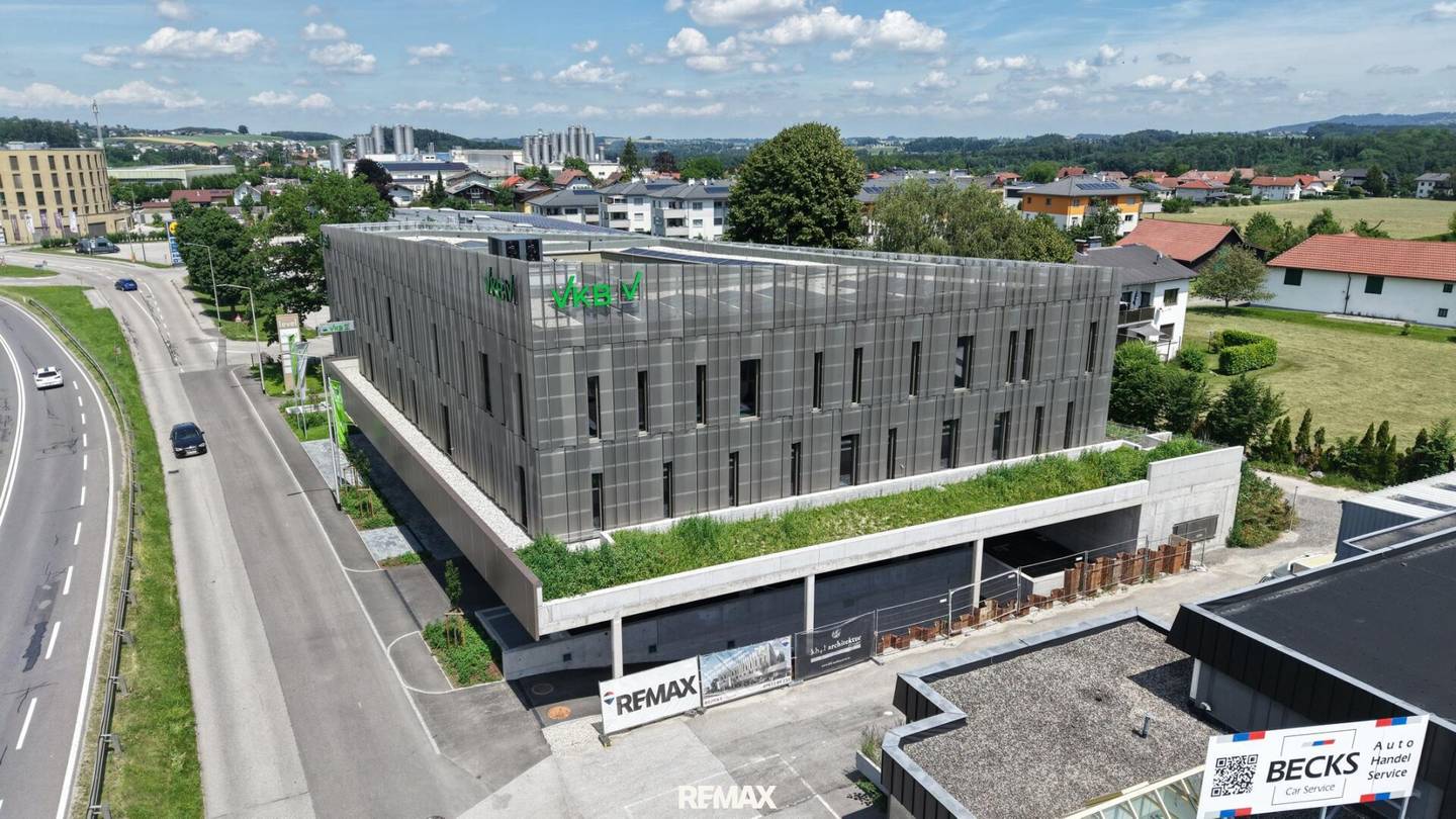Bürohaus mit begrüntem Innenhof und Tiefgarage