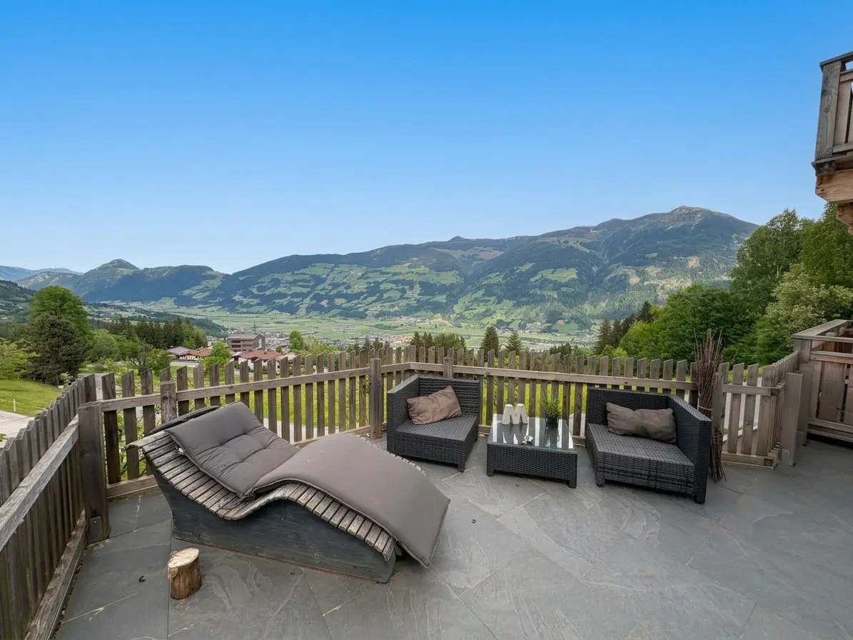 Neubauwohnung mit großer Terrasse und Bergblick
