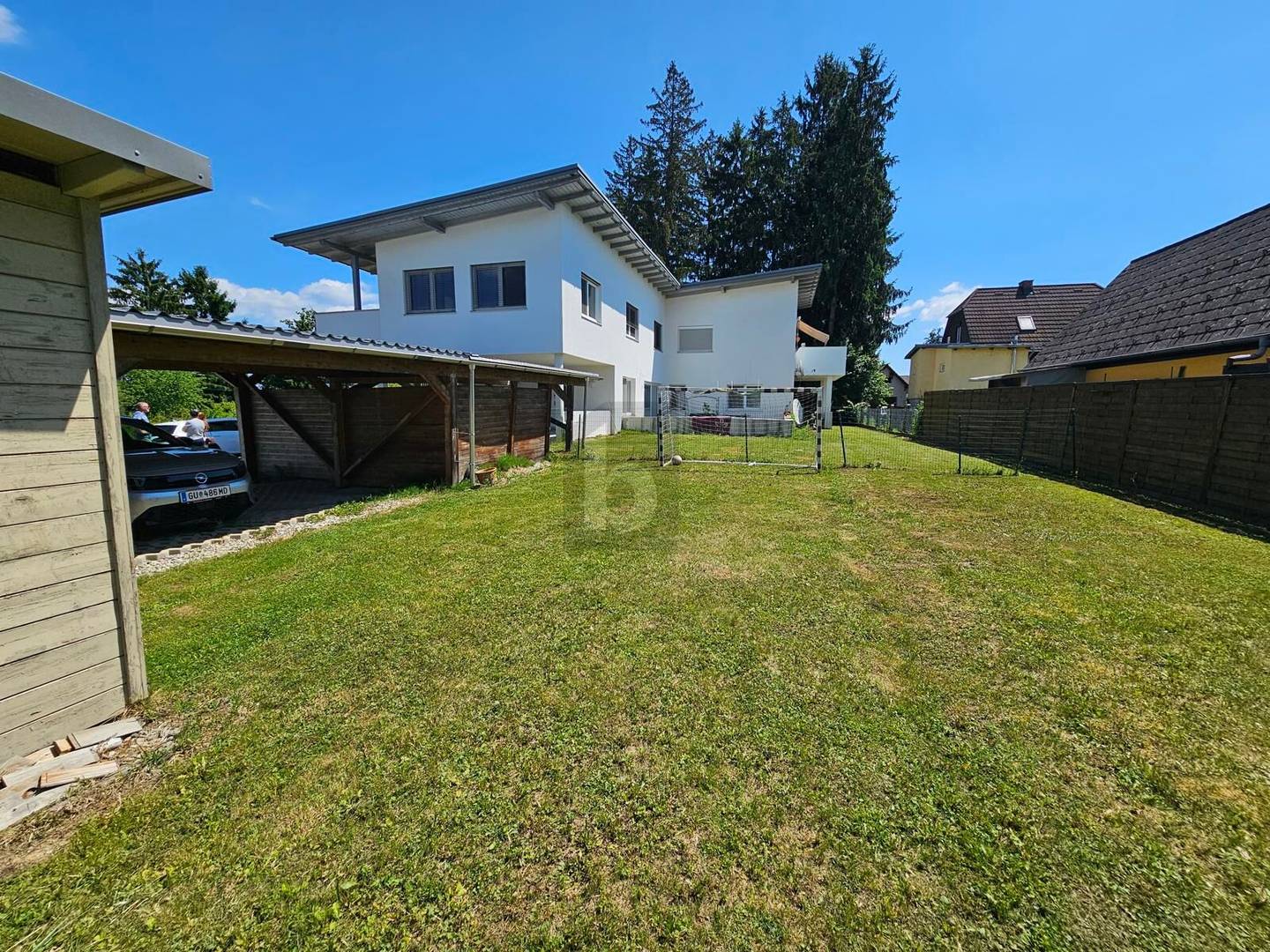 Wohnung mit privatem Garten und zwei Carports