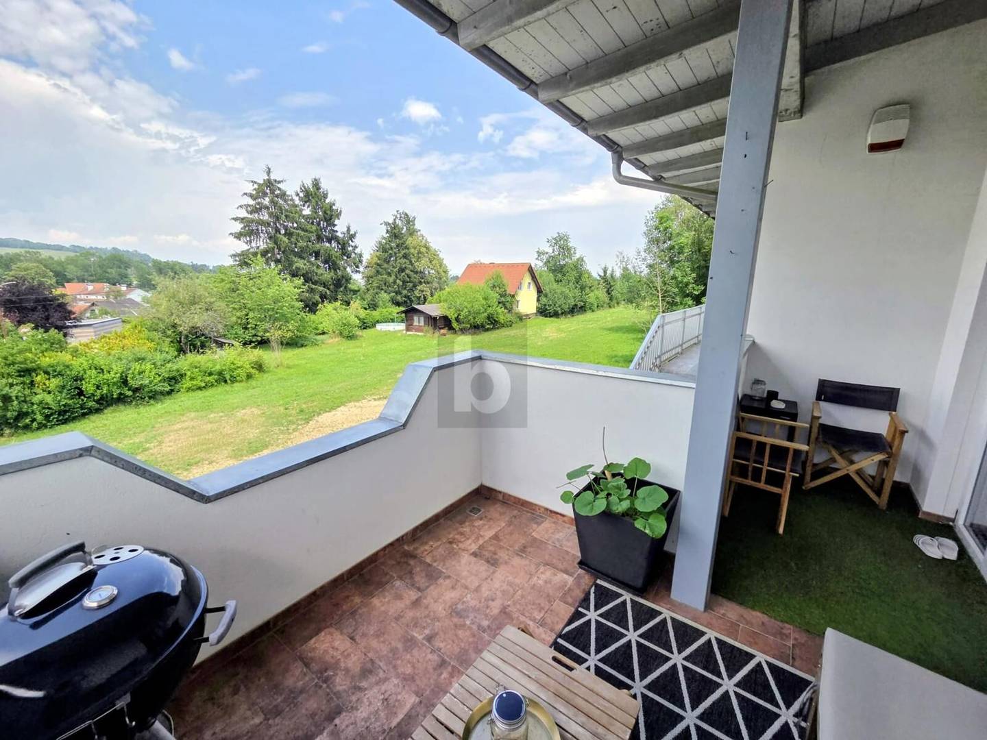 Wohnung mit privatem Garten und zwei Carports