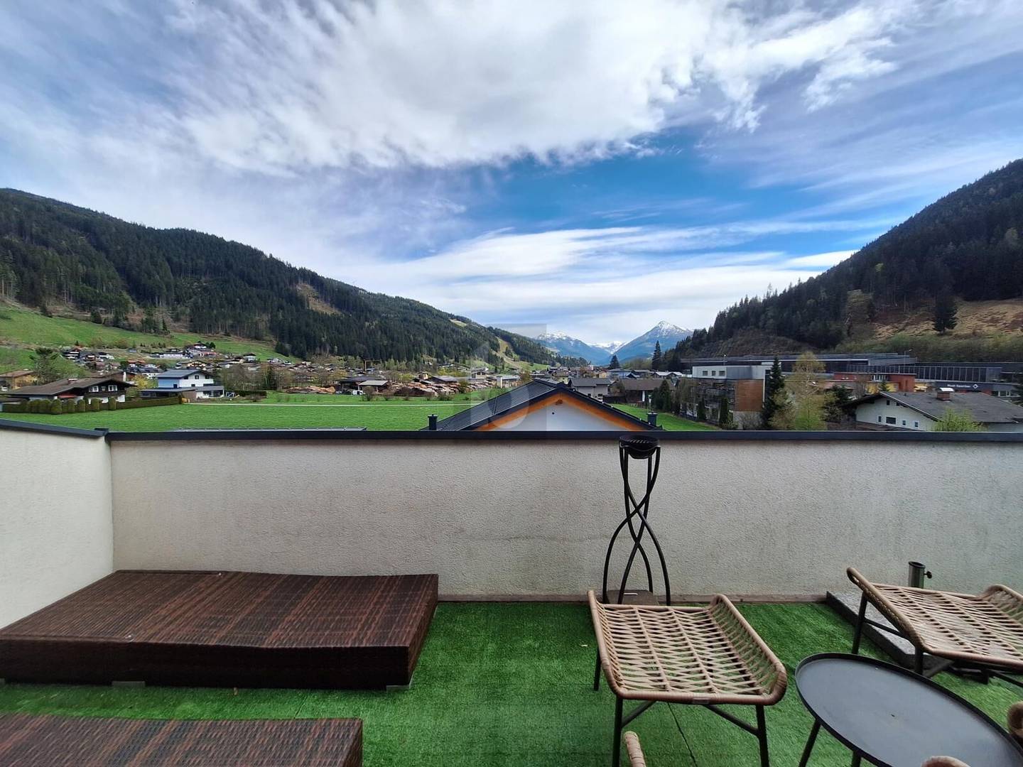 Barrierefreies Penthouse mit blickgeschützter Dachterrasse und Aufzug