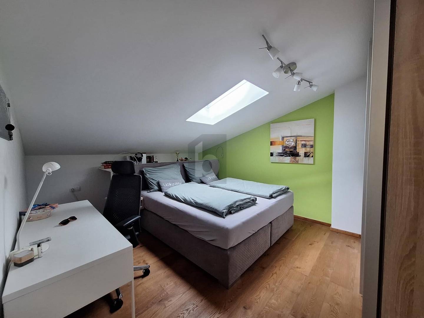 Barrierefreies Penthouse mit blickgeschützter Dachterrasse und Aufzug