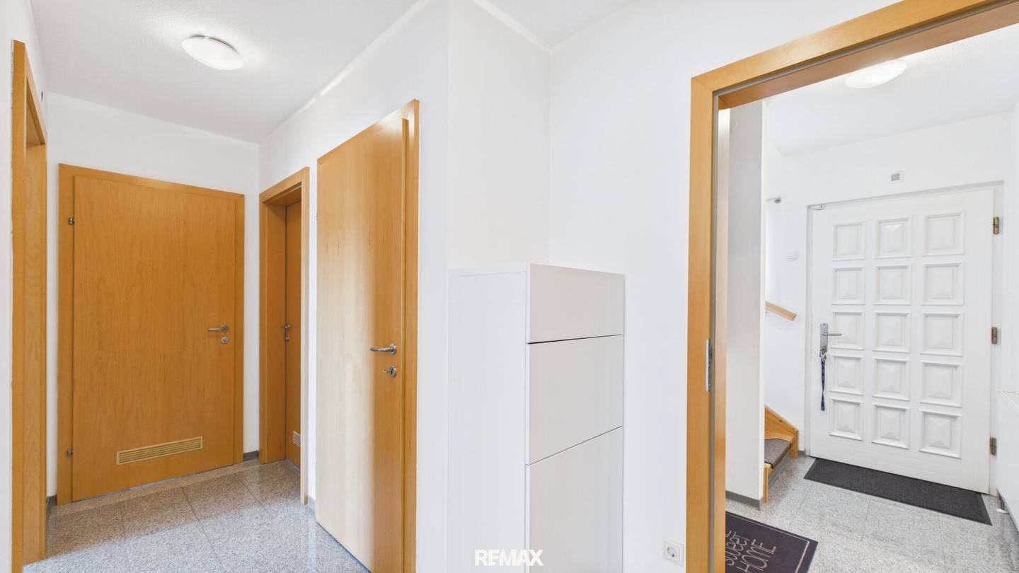 Einfamilienhaus mit Pool und Photovoltaikanlage
