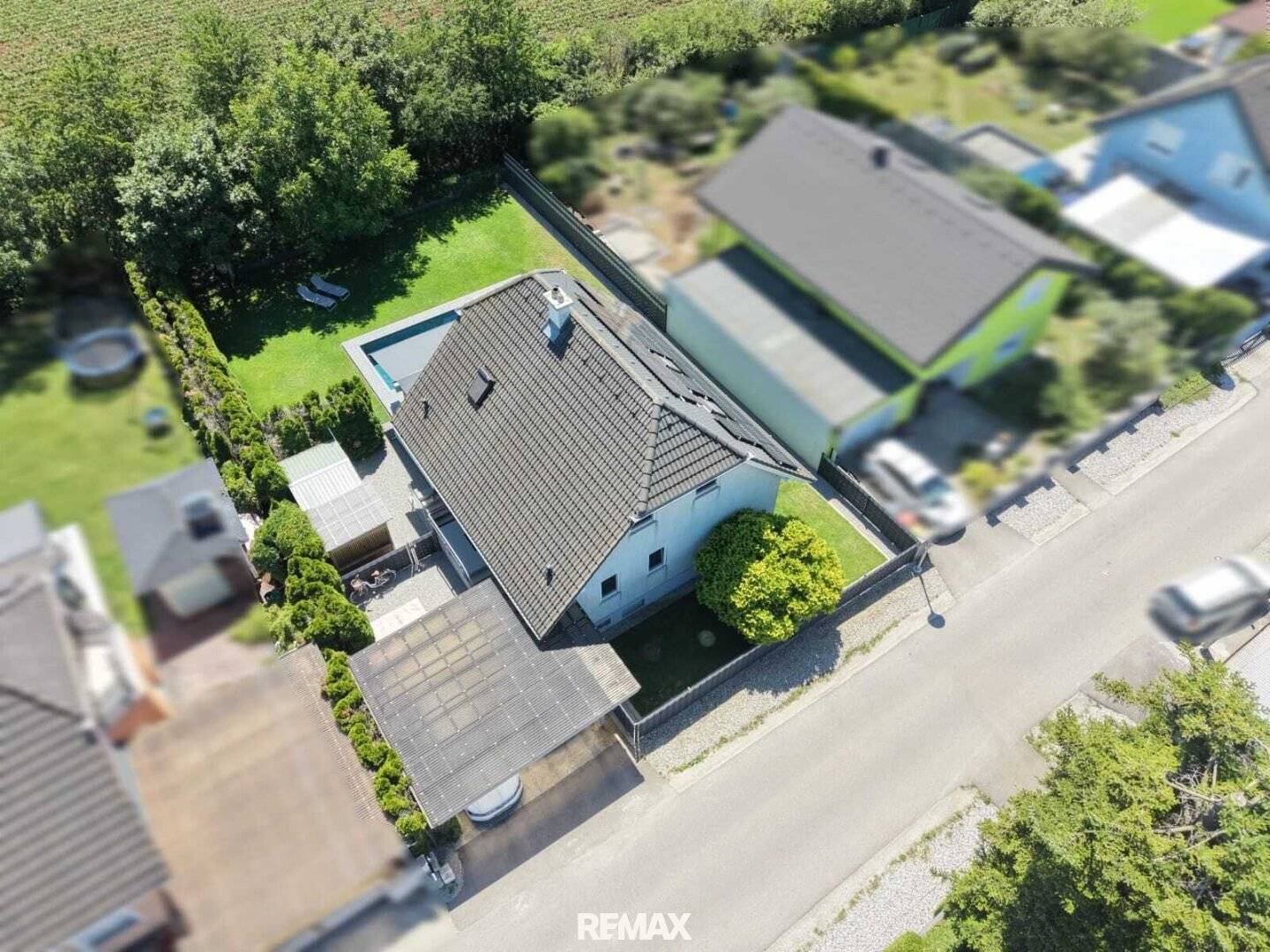 Einfamilienhaus mit Pool und Photovoltaikanlage