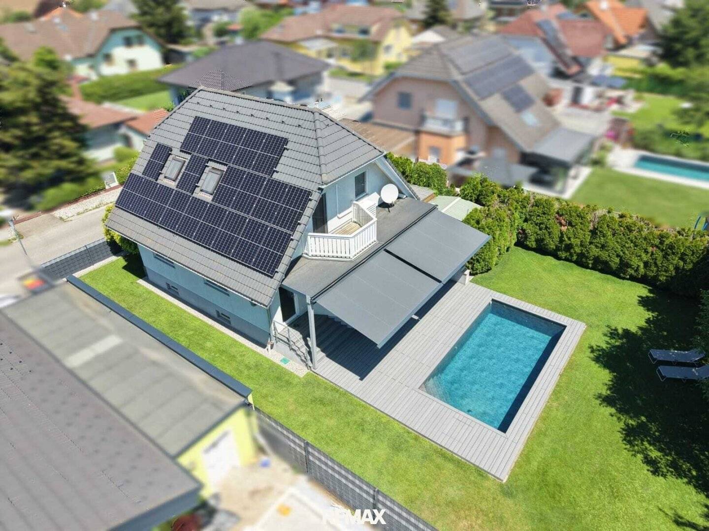 Einfamilienhaus mit Pool und Photovoltaikanlage