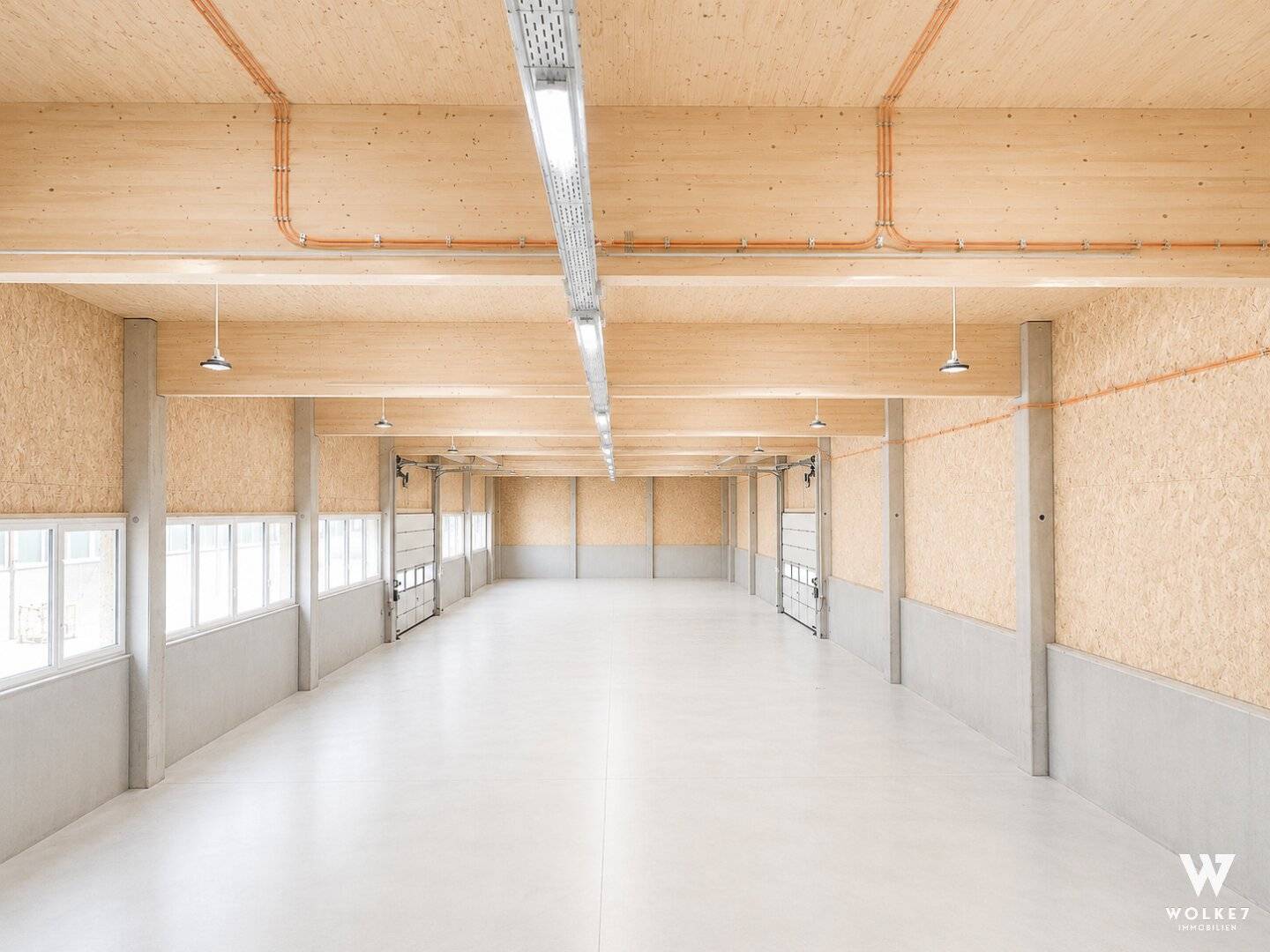 Gewerbeimmobilie mit moderner Halle und Büroflächen