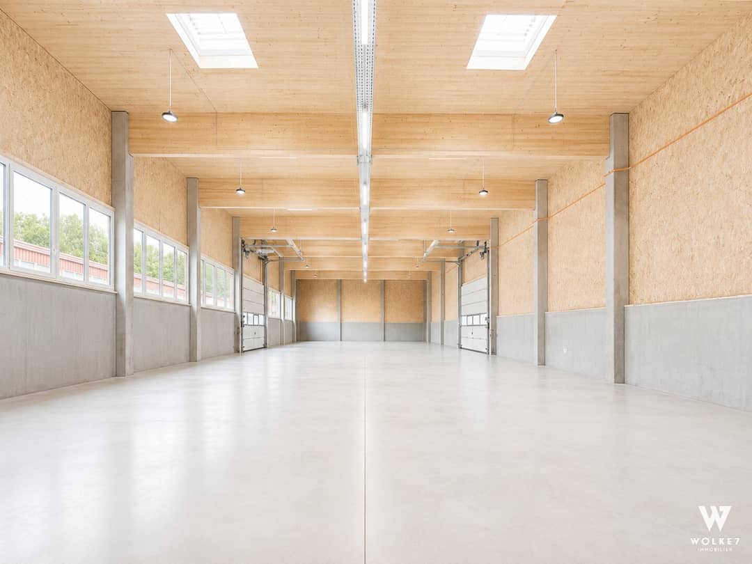 Gewerbeimmobilie mit moderner Halle und Büroflächen