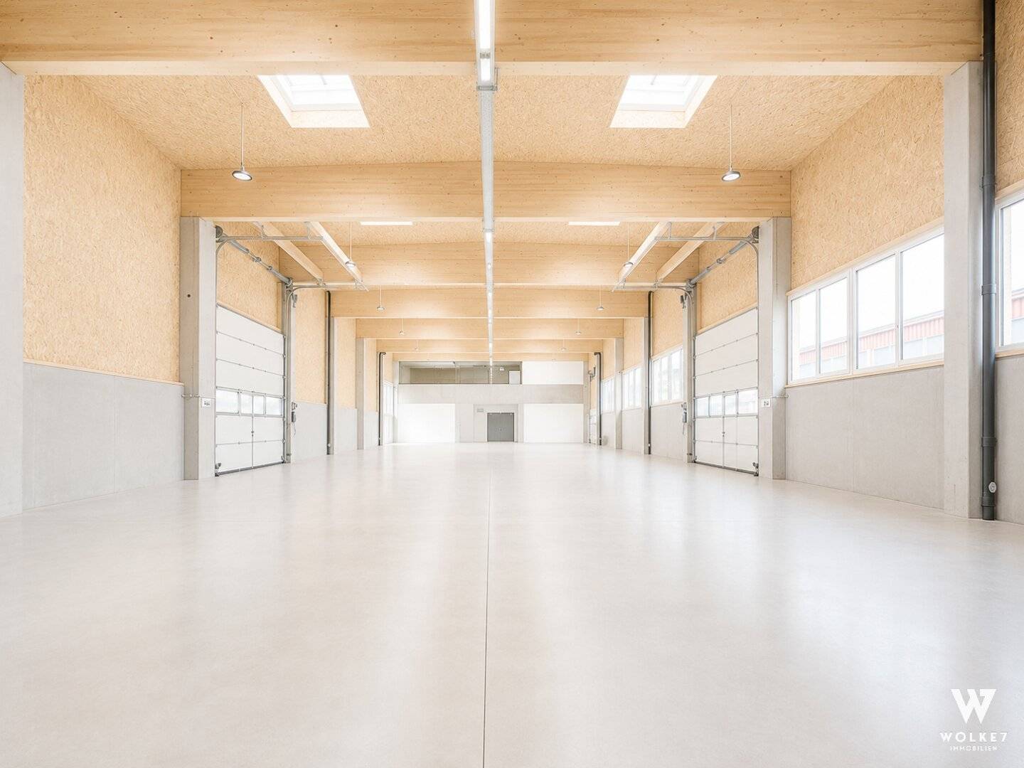 Gewerbeimmobilie mit moderner Halle und Büroflächen