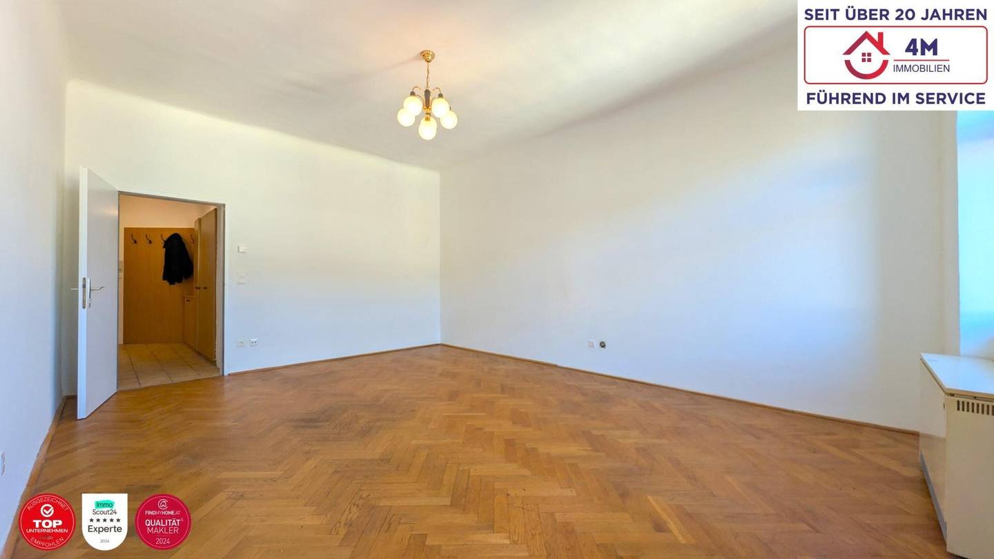 Helle Altbauwohnung mit Lift und Stadtblick