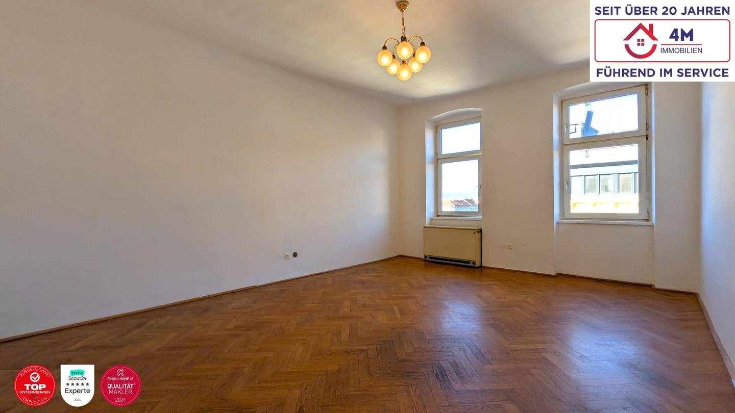 Helle Altbauwohnung mit Lift und Stadtblick