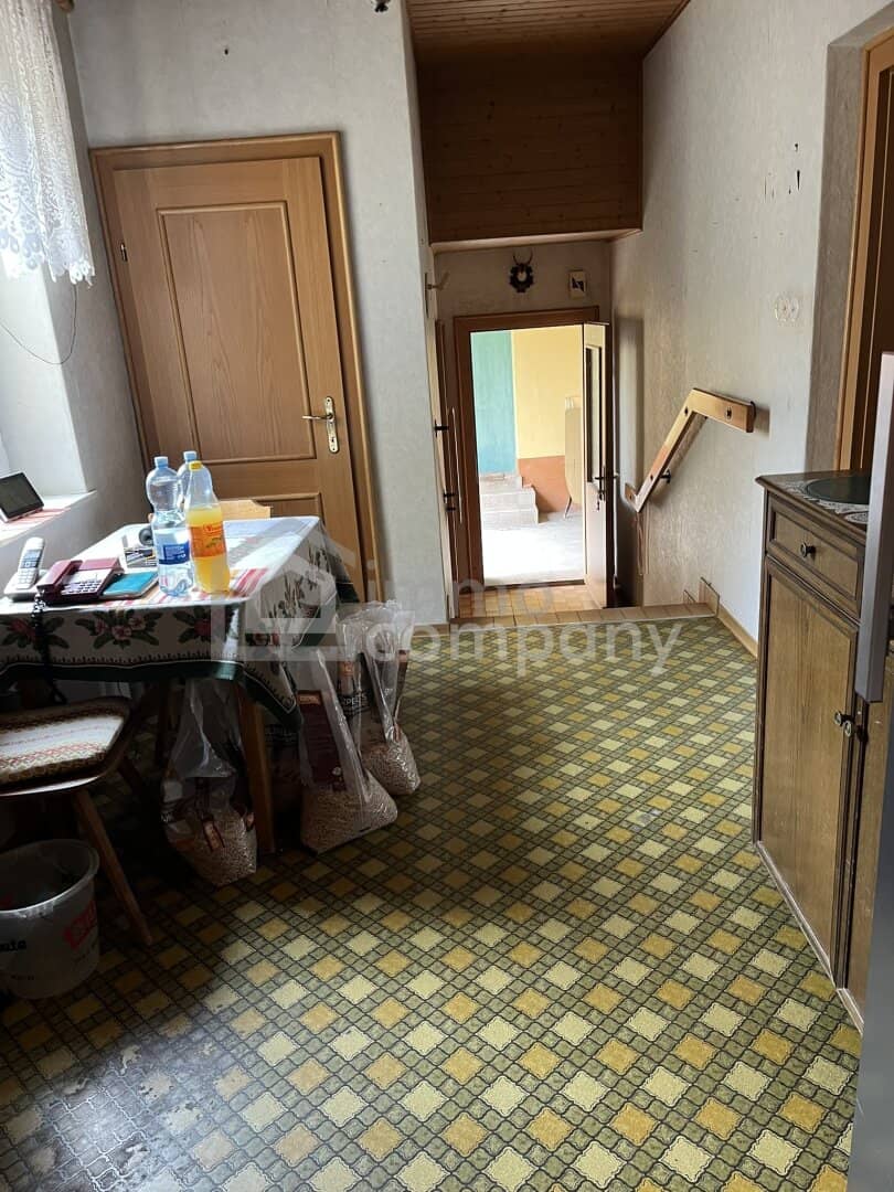 Charmantes Landhaus mit Weinkeller und fünf Garagen