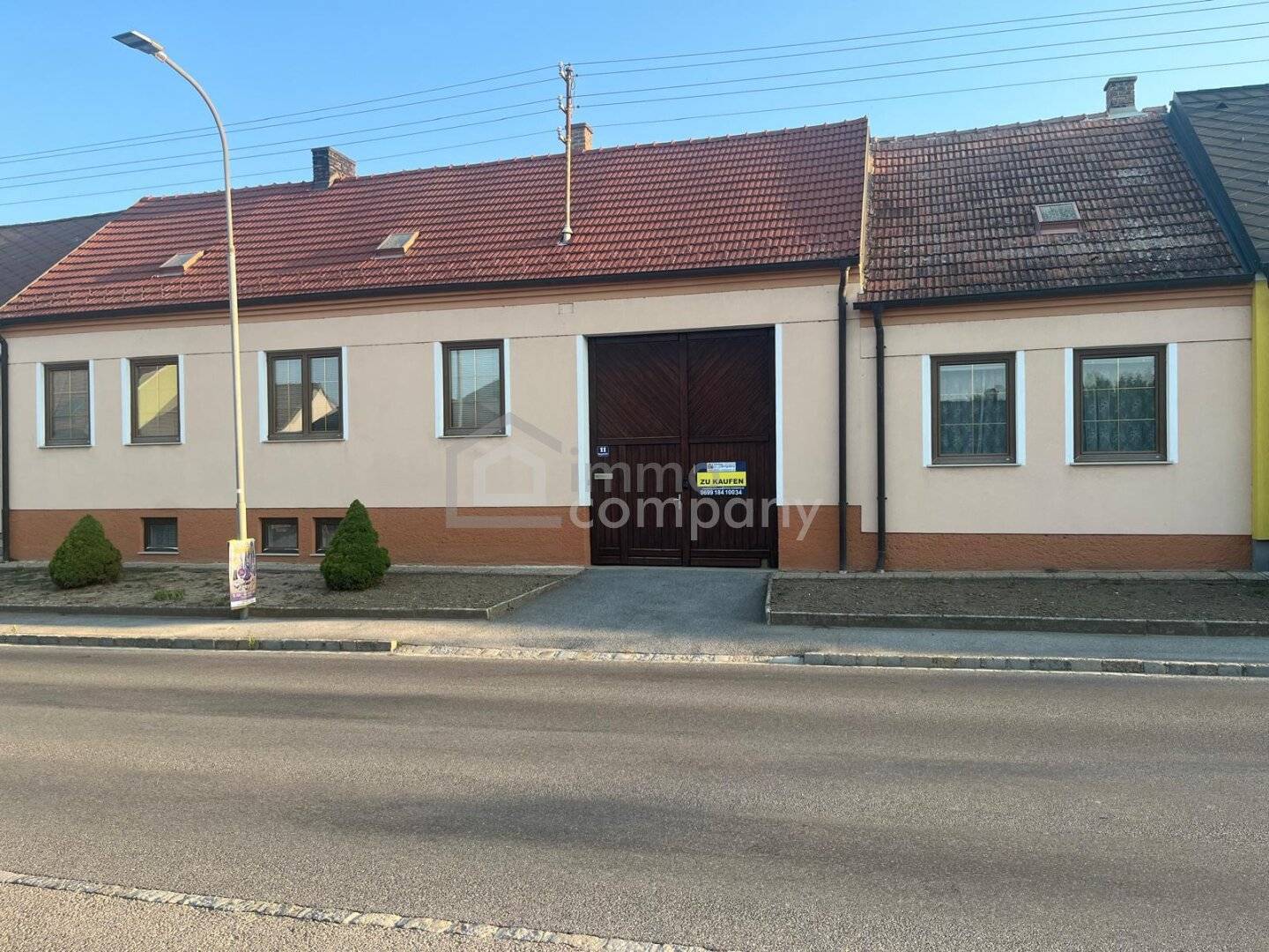 Charmantes Landhaus mit Weinkeller und fünf Garagen