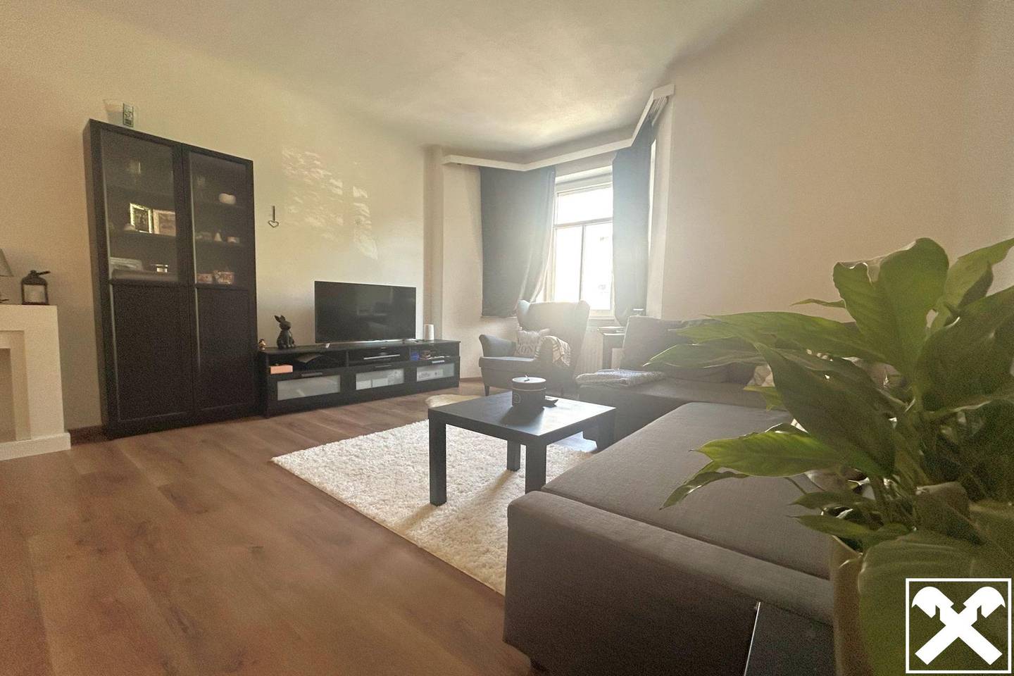 Charmingly modernised period apartment with courtyard and garden