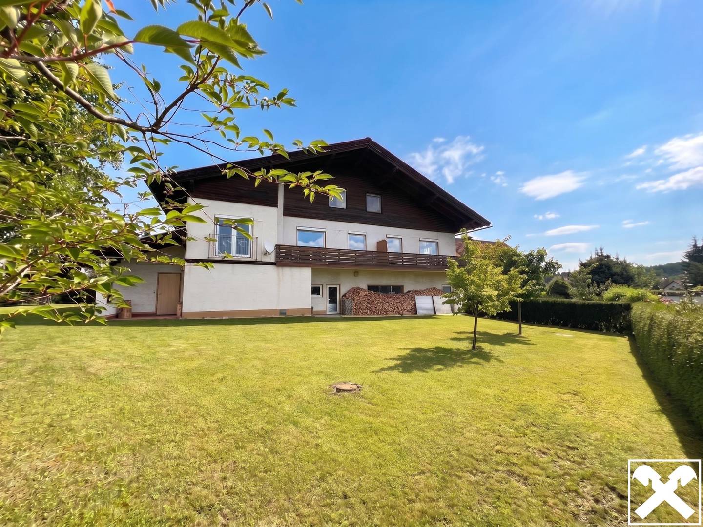 Mehrfamilienhaus mit Balkonen und Garten in Wernberg