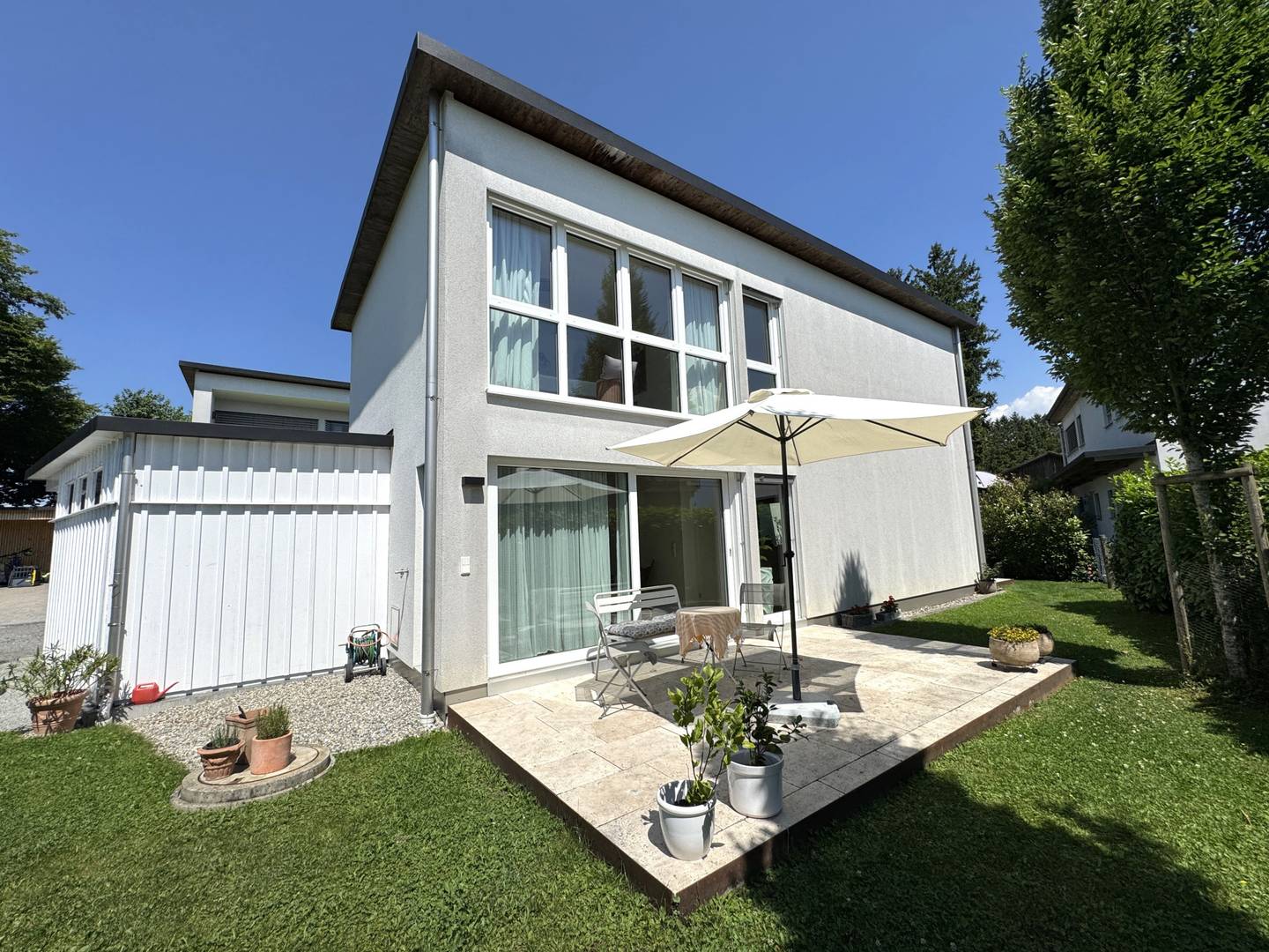 Neuwertiges Einfamilienhaus mit zwei Terrassen und Garten