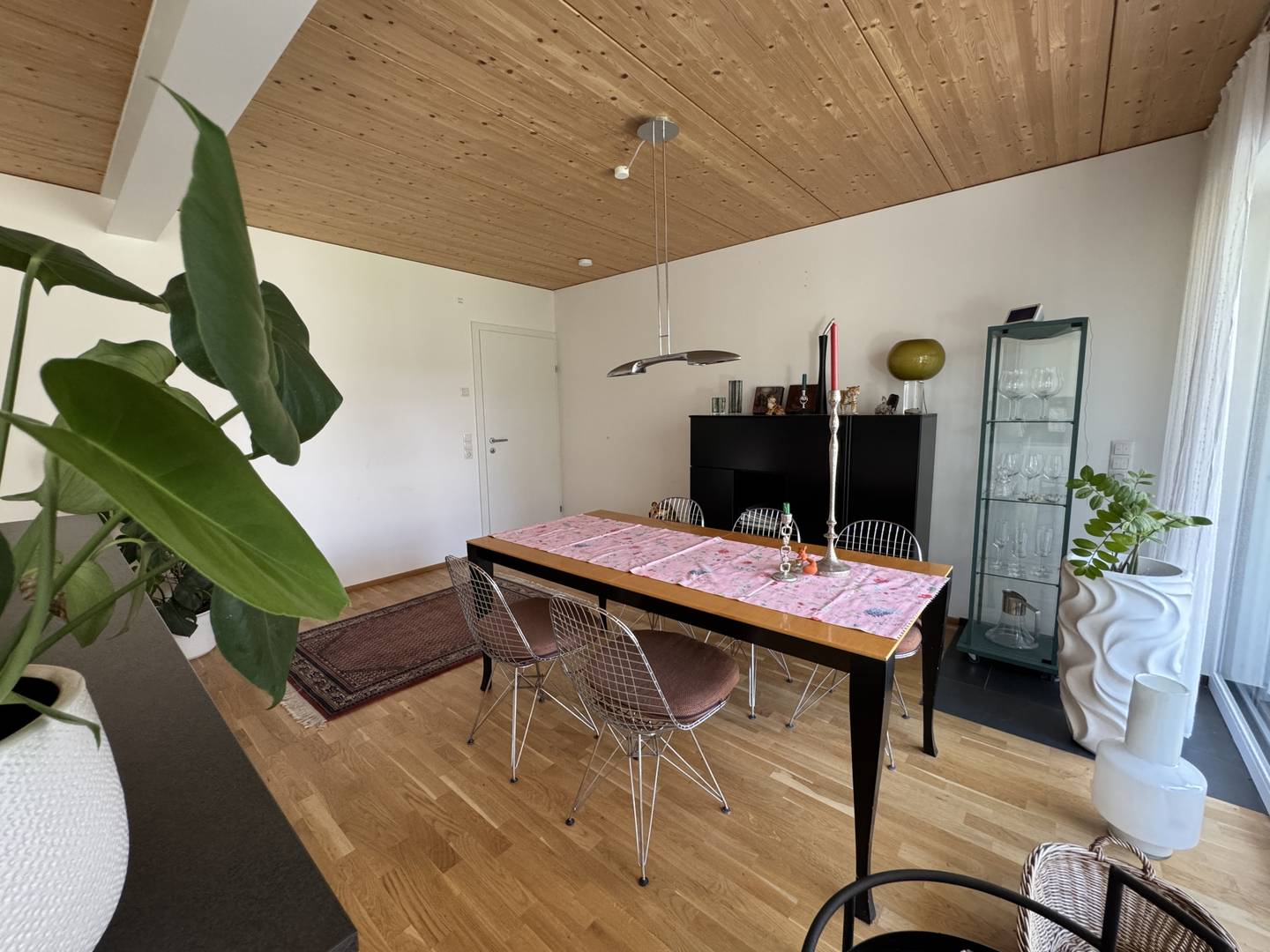 Neuwertiges Einfamilienhaus mit zwei Terrassen und Garten